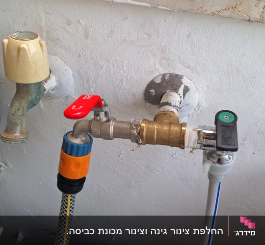 ברזים וצינורות עם מחברים שונים על קיר